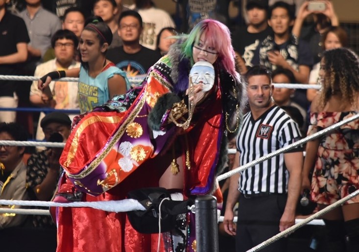 【WWE Live Tokyo】＜6.30両国＞アスカが入場から観客を魅了！チャンピオンとして貫禄の振る舞いで試合を支配しアスカロックでエマから見事な凱旋勝利！