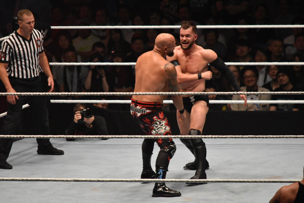 【WWE Live Tokyo】＜6.30両国＞元バレットクラブ盟友対決は一進一退の攻防の末、アンダーソンを振切りベイラーに凱歌！