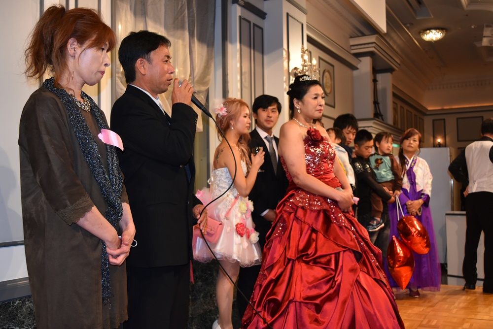 豊田真奈美 引退記念パーティー 参加者に着物とドレス姿を披露し 最後は笑顔でファンとお別れ プロレスtoday