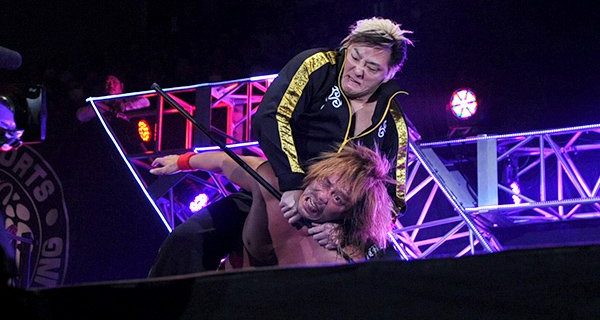 【新日本プロレス】なんと試合後の内藤哲也を“花道”でタイチが急襲！ バックステージでも大荒れ…!! 「テメーの発言に責任とれよ？」「新日本のリングで、もう一回俺とやれ！」