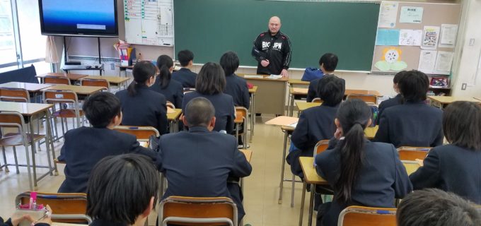 【大日本プロレス】岡林裕二が横浜市内の中学校で職業講話