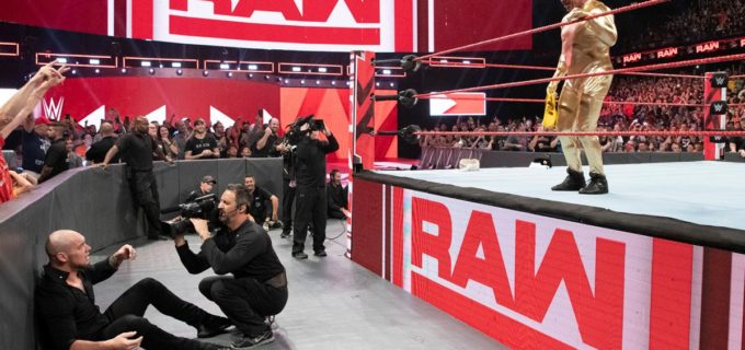 【WWE】カート・アングルGMが全身金色マスクマンで復帰