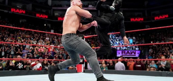 【WWE】王座防衛のアンブローズを変装したロリンズが襲撃