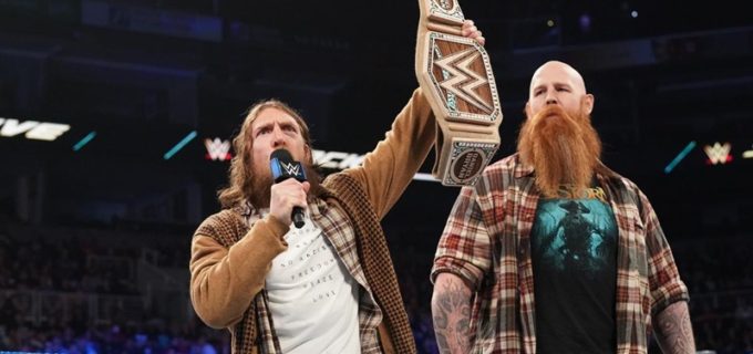 【WWE】木製のチャンピオンベルトを掲げた王者ブライアンにAJ、オートンらが異を唱え、エリミネーションチェンバー戦が決定！