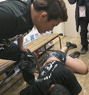 【新日本】試合後のバックステージ、青息吐息のギンバエマスクを石森太二が防虫スプレーで急襲!! 「田口！ オメーのなあ、思い通りにはさせねーよ！」
