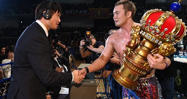 【新日本】オカダ・カズチカが2度目の『NEW JAPAN CUP』制覇！ 試合後には、解説席の柴田勝頼と邂逅。ガッチリ握手！