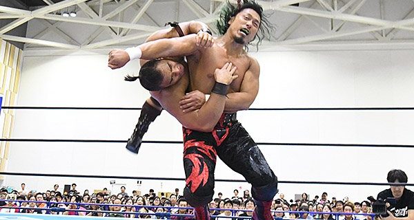 【新日本】鷹木信悟がまたもや“ヘビー級”のトーア・ヘナーレに激勝！ バックステージでは「俺はあんだけ単刀直入に『G1』に出させろって言ったのに、“返答”がねぇじゃねぇか？」