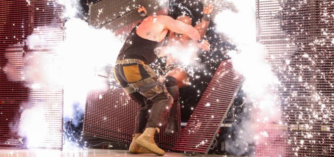 【WWE】ストローマンのショルダータックルがタイタントロン突き破る
