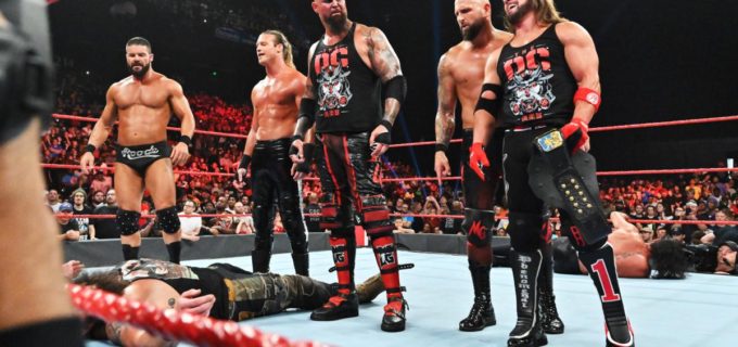 【WWE】The OCらが勝利したロリンズ＆ストローマンを襲撃KO！