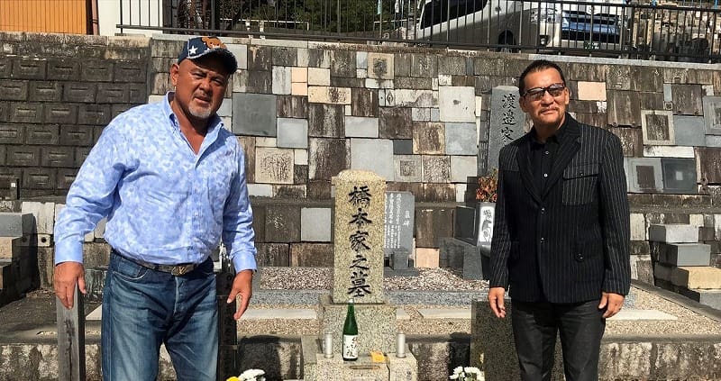 武藤敬司と蝶野正洋が故 橋本真也さんのお墓参りで闘魂三銃士が揃う プロレスtoday