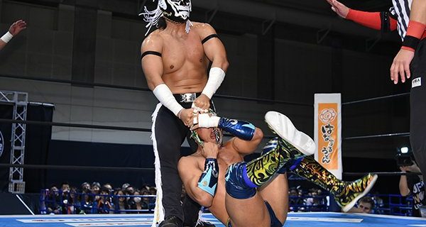 【新日本】デスペラードの暴挙で、マスクを破かれたティタンの意地が爆発！  最後は金丸から、値千金の逆転勝利をゲット!!  『SUPER Jr.TAG』は3チームが“首位タイ”の混戦状態に！