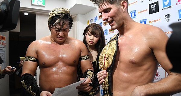 【新日本】ザック＆タイチが後楽園で2連勝の快進撃！バックステージでは、「（星取表の）字が小さすぎて読めない…！」あべみほにメガネの上に座らせてメガネ破壊！などやりたい放題のタイチルーペ劇場が展開!?