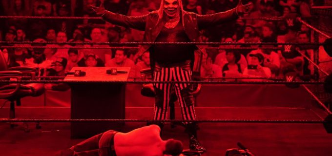 【WWE】“ザ・フィーンド”ワイアットが調印式で血判サイン