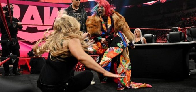 【WWE】調印式は大混乱！アスカ、「ワシを噛んでみろ」とシェイナを挑発