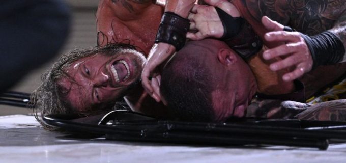 【WWE】エッジがパイプ椅子でオートンの頭を撃ち抜いて10カウント