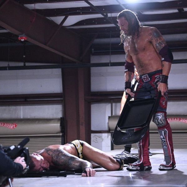 WWE】エッジがパイプ椅子でオートンの頭を撃ち抜いて10カウント ...
