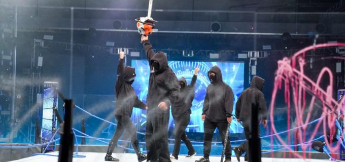 【WWE】謎の集団レトリビューションがチェーンソーでリングを破壊