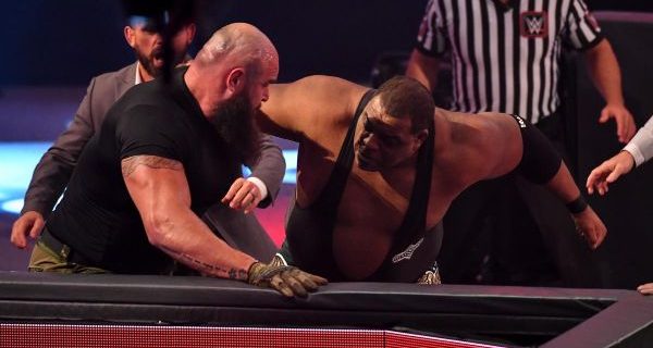【WWE】スーパーヘビー級の“巨獣”ストローマンと“リミットレス”リーが大乱闘！