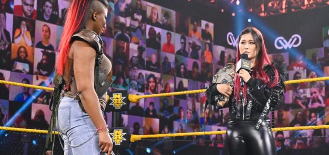 【WWE】新旧王者の紫雷イオとエンバー・ムーンがリングで対峙！王座戦線は一気にヒートアップ