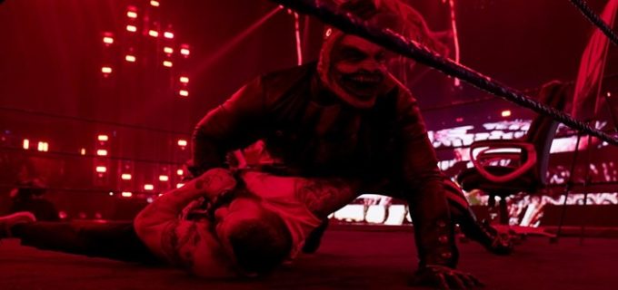 【WWE】ザ・フィーンドが洗脳されたアレクサを詮索するオーエンズを襲撃