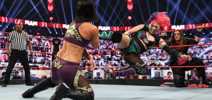 【WWE】「よっしゃ！」アスカが6人タッグ戦を制して女子王者対決に意気込む