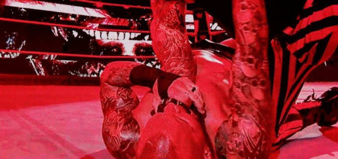 【WWE】フィーンドがPPV「TLC」を前に“毒蛇”オートンを失神KO