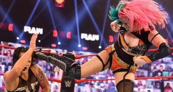 【WWE】復帰の“女帝”アスカが因縁のシェイナに“歯には歯を”攻撃で報復