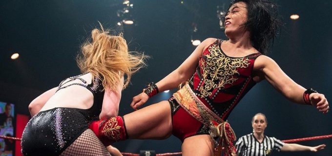 【WWE】“女子レジェンド”里村明衣子が因縁の王者ケイ・リー・レイをタッグ戦で撃破