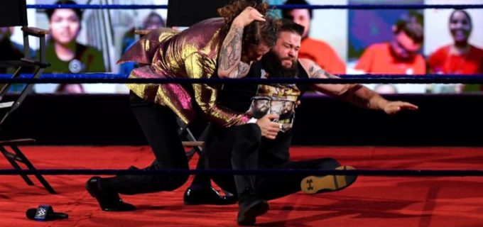 【WWE】オーエンズがゲストYouTuberポールの前で“陰謀論者”ゼインをスタナー葬