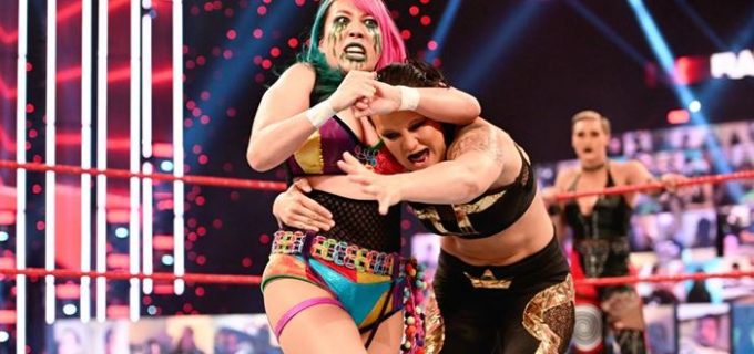 【WWE】“女帝”アスカがリア・リプリーに裏切られてタッグ戦で屈辱の敗戦