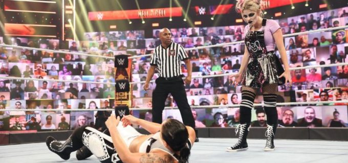 【WWE】“小悪魔”アレクサ・ブリスが呪術で翻弄して敵対するシェイナ・ベイズラーを撃破