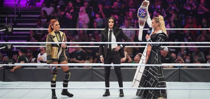 【WWE】新王者シャーロット・フレアーが名乗りを上げるサーシャ・バンクスと乱闘