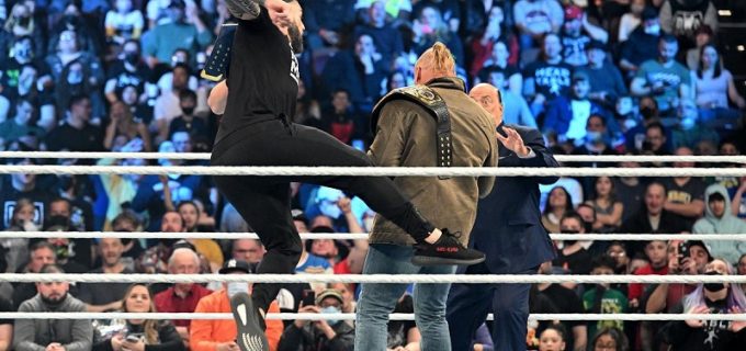 【WWE】2大王者が直接対峙！レインズが“王者対決”要求のレスナーにスーパーマンパンチ
