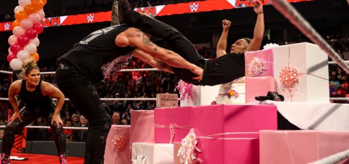 【WWE】エッジ＆ベスが「ロイヤルランブル」を前にミズ＆マリースの誕生日会セットを破壊して大暴れ