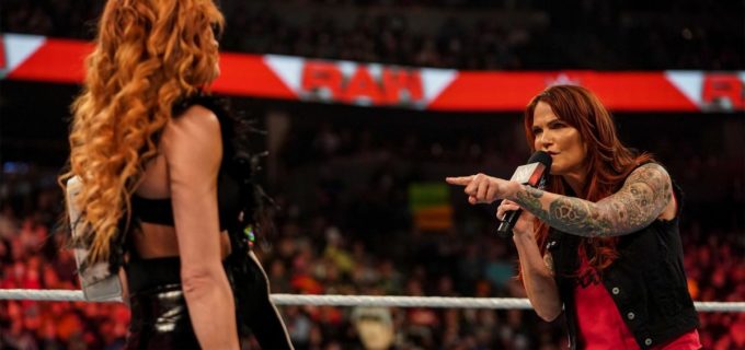 【WWE】“女子レジェンド”リタが王座奪取を宣言して王者ベッキーにムーンサルト弾