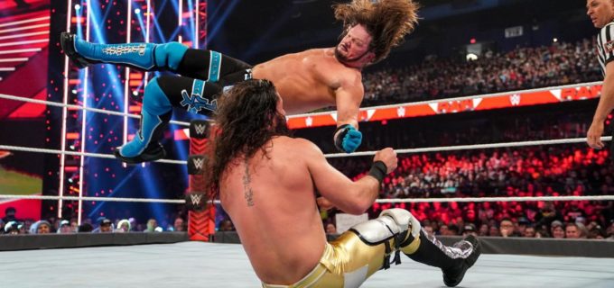 【WWE】AJスタイルズが“WMエッジ戦争奪”でロリンズと激突もエッジ襲撃で反則裁定