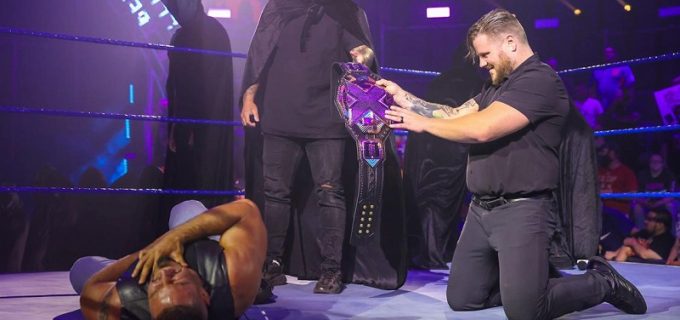 【WWE】NXT王者ブレイカーが父スタイナーの救出に現れるも次期挑戦者ゲイシーの攻撃で返り討ち