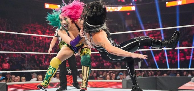 【WWE】“女帝”アスカが復帰後初勝利！6人タッグ戦で因縁勃発のベッキーらを撃破