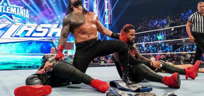 【WWE】ローマン・レインズが因縁のマッキンタイア&RKブロを次々に沈めて6人タッグ戦を制す