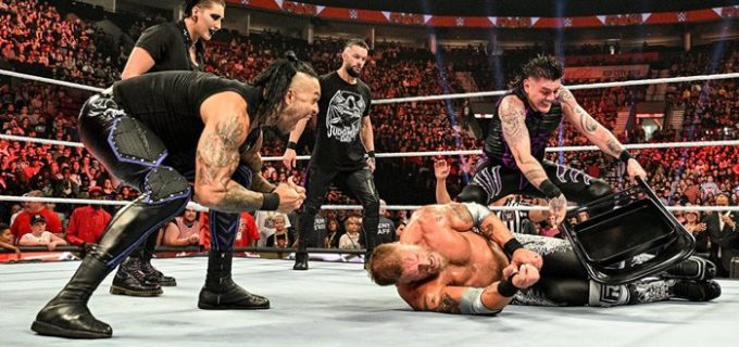 【WWE】ミステリオ親子が家族崩壊 ドミニクは父レイを無視してエッジをパイプ椅子で滅多打ち