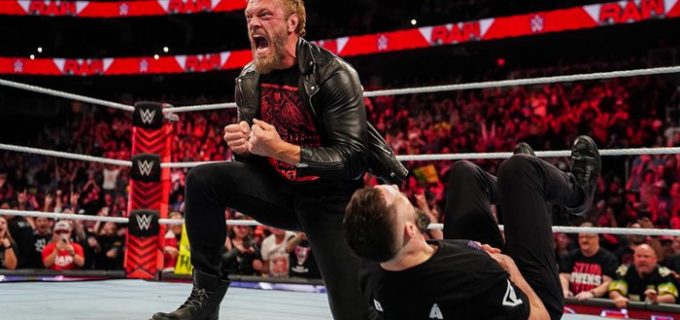 【WWE】“R指定の男”エッジが電撃復帰して抗争するベイラーにアイクイット戦を要求