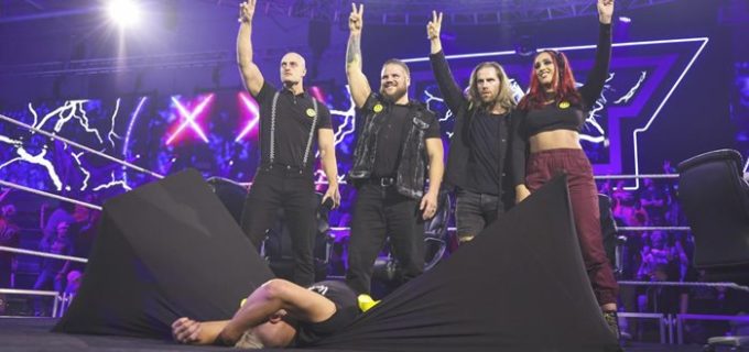 【WWE】“ザ･ロックの娘”エイヴァ･レインが観客を抱擁もテーブル葬でサンクスギビングの生贄に