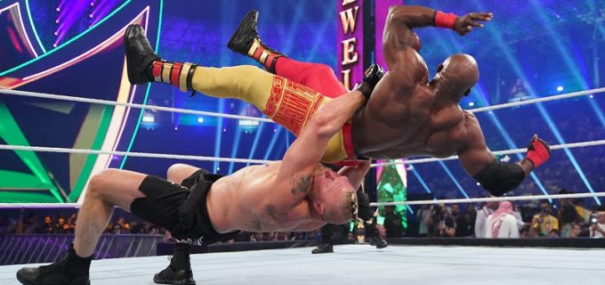 【WWE】“ザ･ビースト”レスナーがまさかの失神寸前に！起死回生の転倒フォールで“筋肉魔人”ラシュリーに辛勝