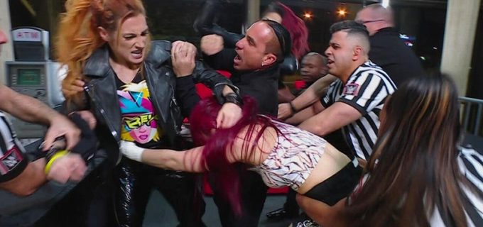 【WWE】イヨ・スカイらダメージCTRLがベッキー・リンチを襲撃！グッズ売り場を破壊する大乱闘に