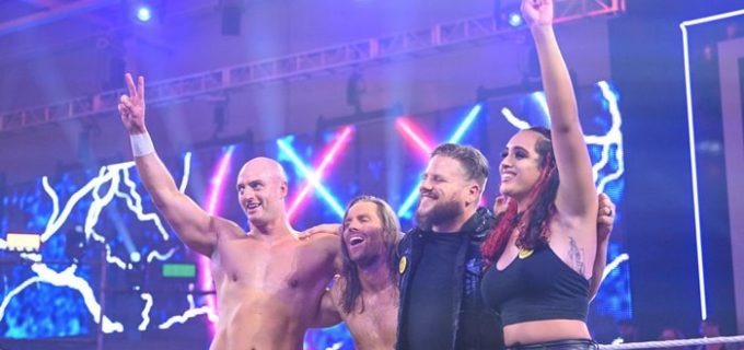 【WWE】“ザ･ロックの娘”エイヴァ・レインが仁王立ちの妨害！2週連続でスキズムの勝利に貢献