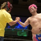 【DDT】遠藤vsディーノ戦後、エル・デスペラードが電撃来場！招待状2枚をディーノに渡す